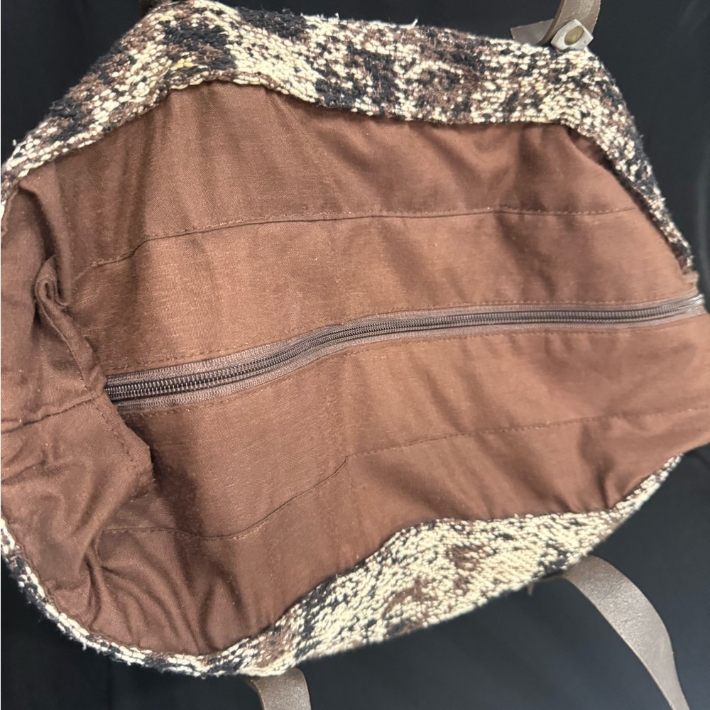 Elegant tapestry Tote Bag in Brown and Black - Picture 3 of 4